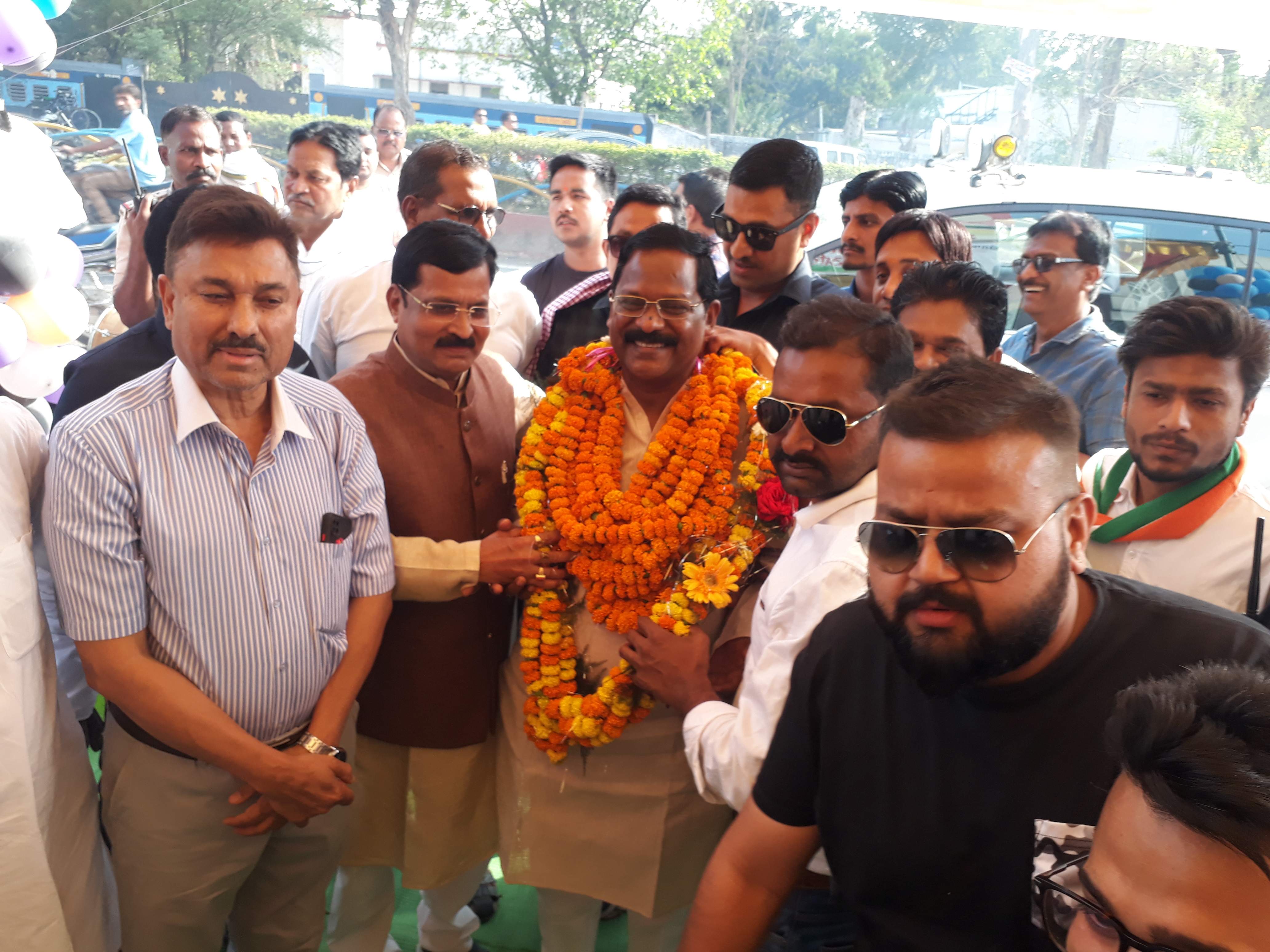 खैरागढ़ में जीत के बाद अंबिकापुर पंहुचे मंत्री अमरजीत का भव्य स्वागत, लड्डुओं से तौला