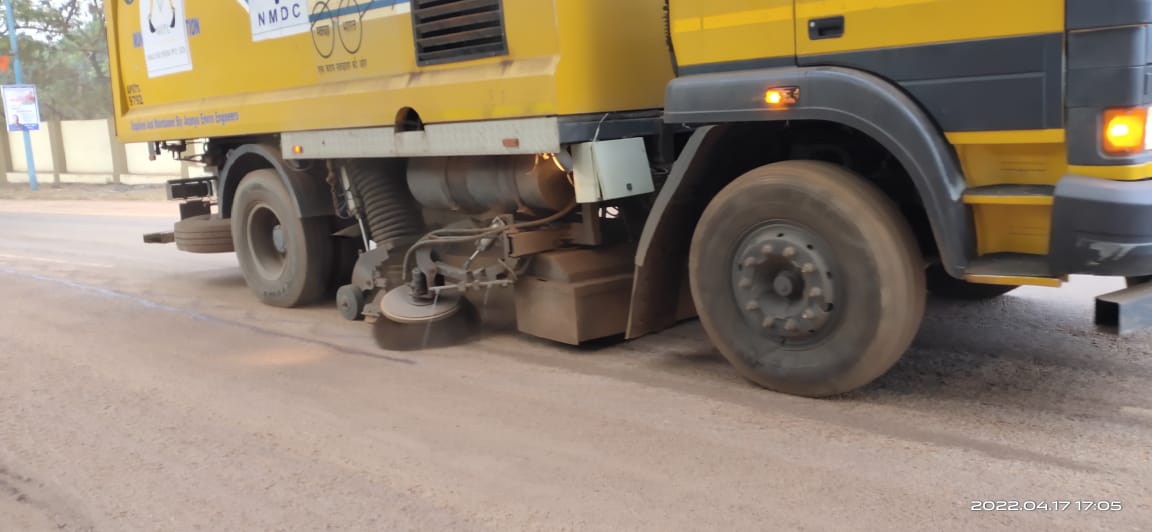 धूल से निजात दिलाने किरन्दुल में आई रोड स्वीपिंग मशीन