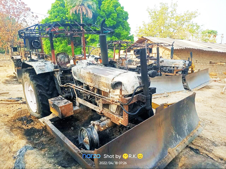 नक्सलियों ने सडक़ निर्माण में लगी आधा दर्जन गाडिय़ां जलाईं