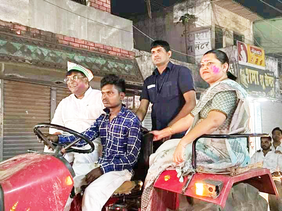 विधायक के नेतृत्व में ट्रैक्टर रैली निकाल कांग्रेसियों ने मनाया जीत का जश्न विधायक के नेतृत्व में ट्रैक्टर रैली निकाल कांग्रेसियों ने मनाया जीत का जश्न