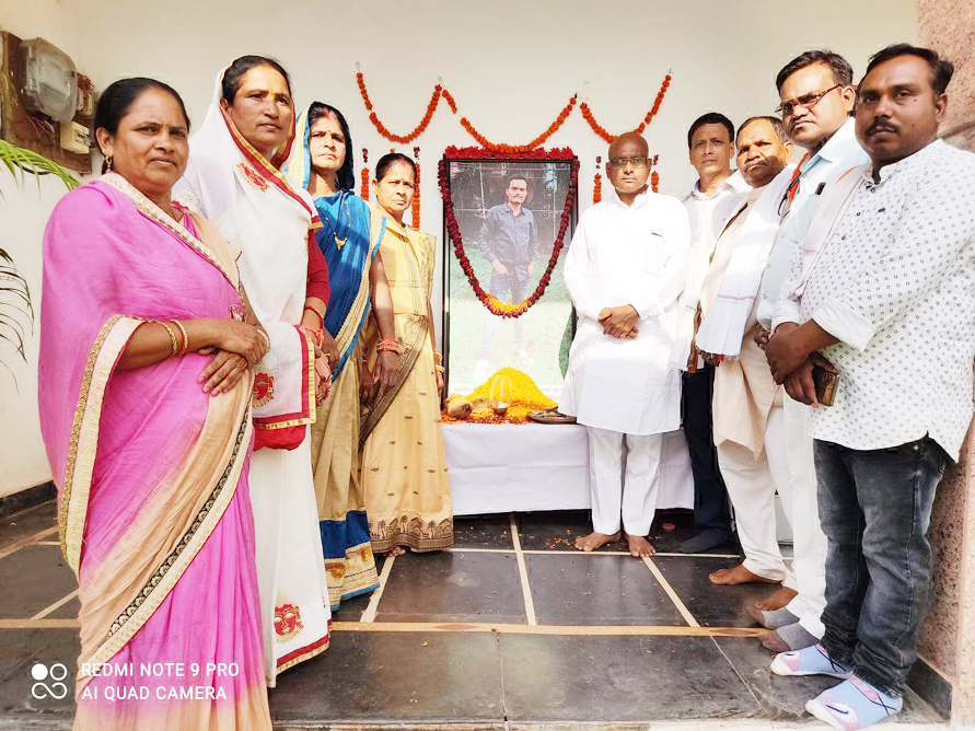 निखिल वर्मा को दी श्रद्धांजलि निखिल वर्मा को दी श्रद्धांजलि