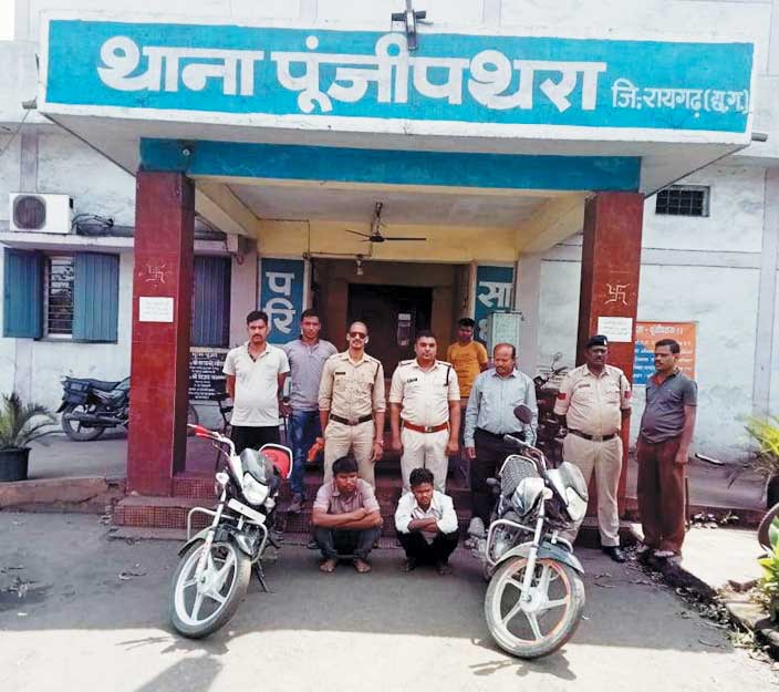 चोरी की मोटरसाइकिल के साथ दो गिरफ्तार चोरी की मोटरसाइकिल के साथ दो गिरफ्तार