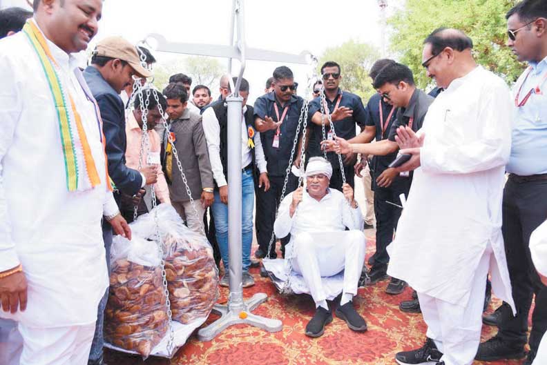 बलौदाबाजार में भूपेश को अईरसा रोटी से तौला बलौदाबाजार में भूपेश को अईरसा रोटी से तौला