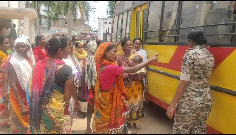  कोतवाली में ग्रामीण महिलाओं का प्रदर्शन