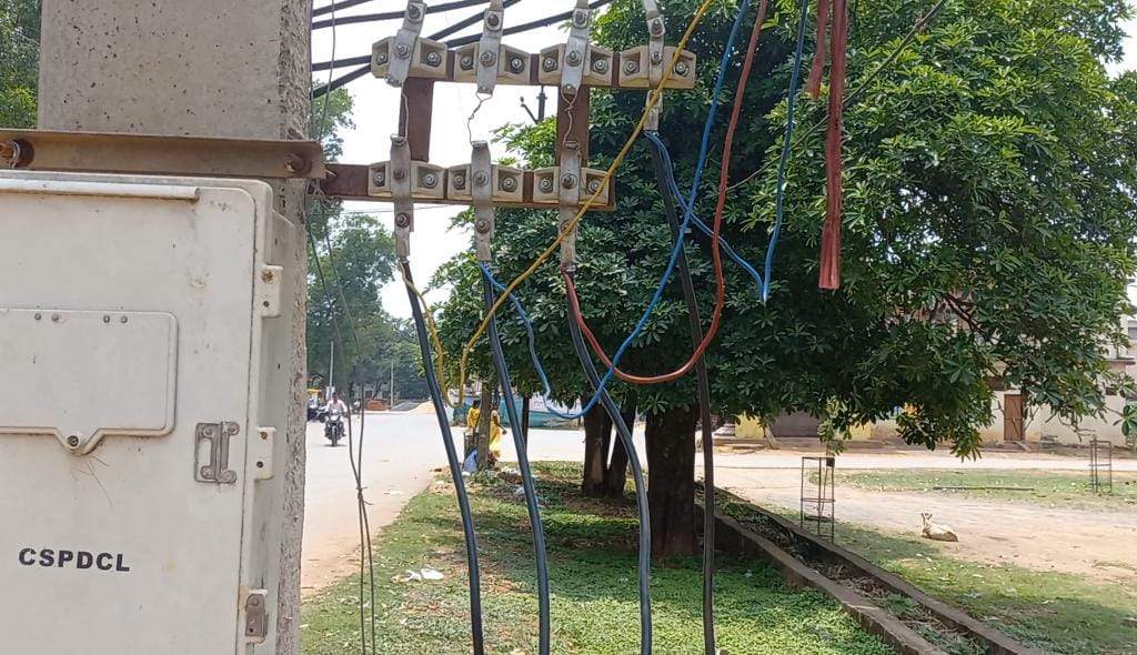 चोरी की बिजली से चल रही थी रात्रिकालीन क्रिकेट स्पर्धा