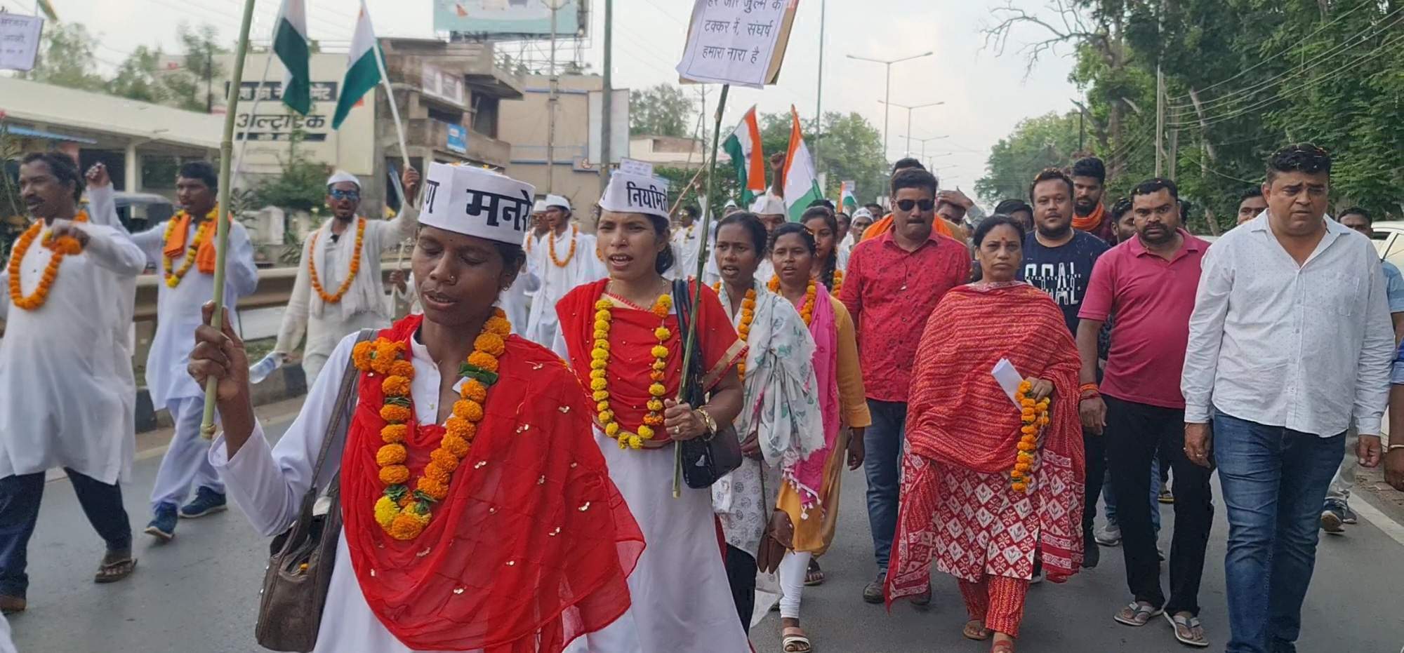 दांडी यात्रा के साथ बढ़ रहा हड़ताली मनरेगाकर्मियों का आंदोलन