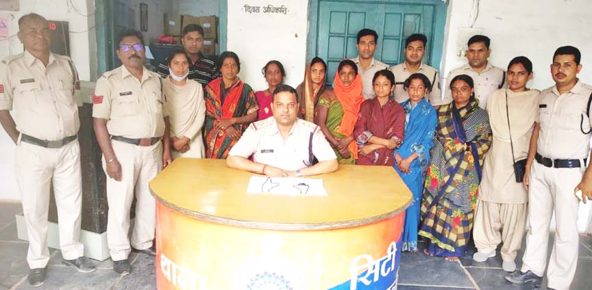 भीड़ में घुसकर लॉकेट