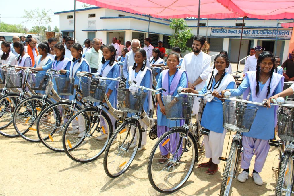 आदित्येश्वर ने छात्राओं की जानी जिज्ञासा, कई मुद्दों पर की बात, छात्राओं को साइकिल वितरित