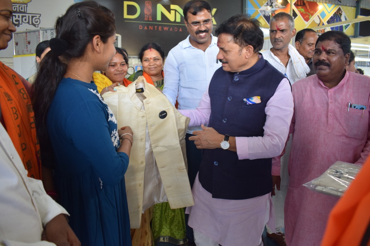 केंद्रीय मंत्री ने देखे आजीविका मूलक कार्य