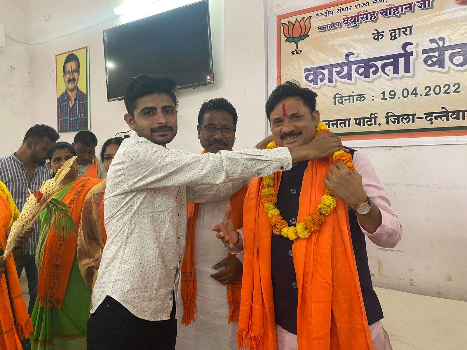 केंद्रीय मंत्री चौहान ने की भाजपा कार्यकर्ताओं से मुलाकात