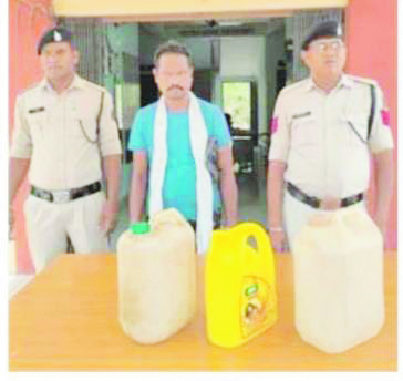 25 लीटर महुआ शराब जब्त, आरोपी गिरफ्तार