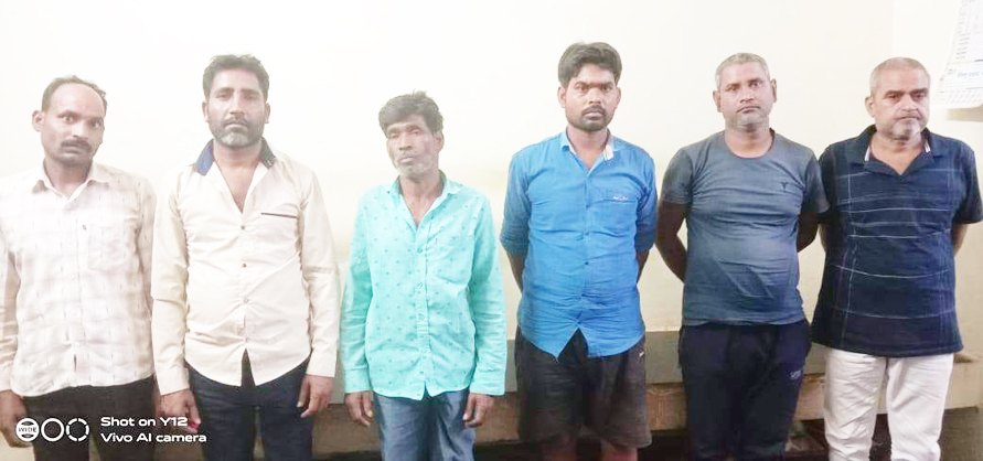 तालाब किनारे जुआ खेल रहे 6 पकड़ाए