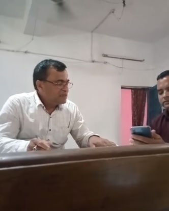 नायब तहसीलदार कमार को कमिश्नर ने किया निलंबित, शराब मांगते वीडियो में हुए थे कैद