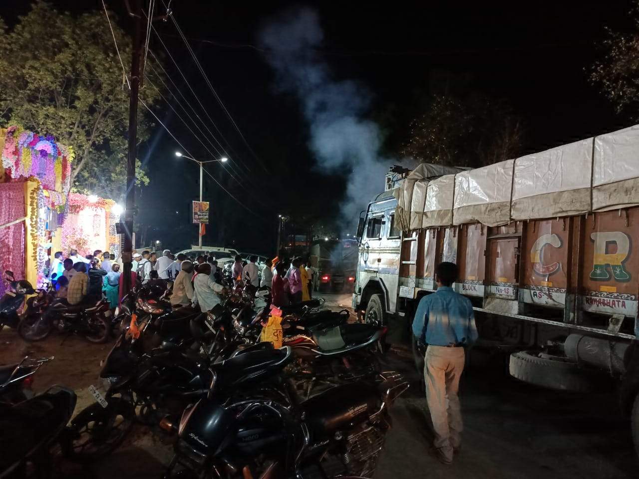 मांगलिक भवन के सामने सडक़ के दोनों ओर रोज लग रहा जाम