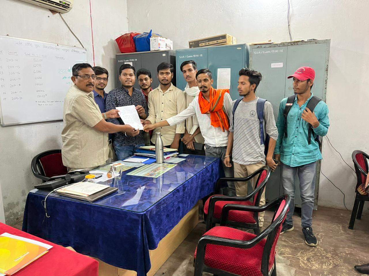 छात्रों की समस्याओं को ले अभाविप पहुंची विवि, तुरंत हुआ समाधान