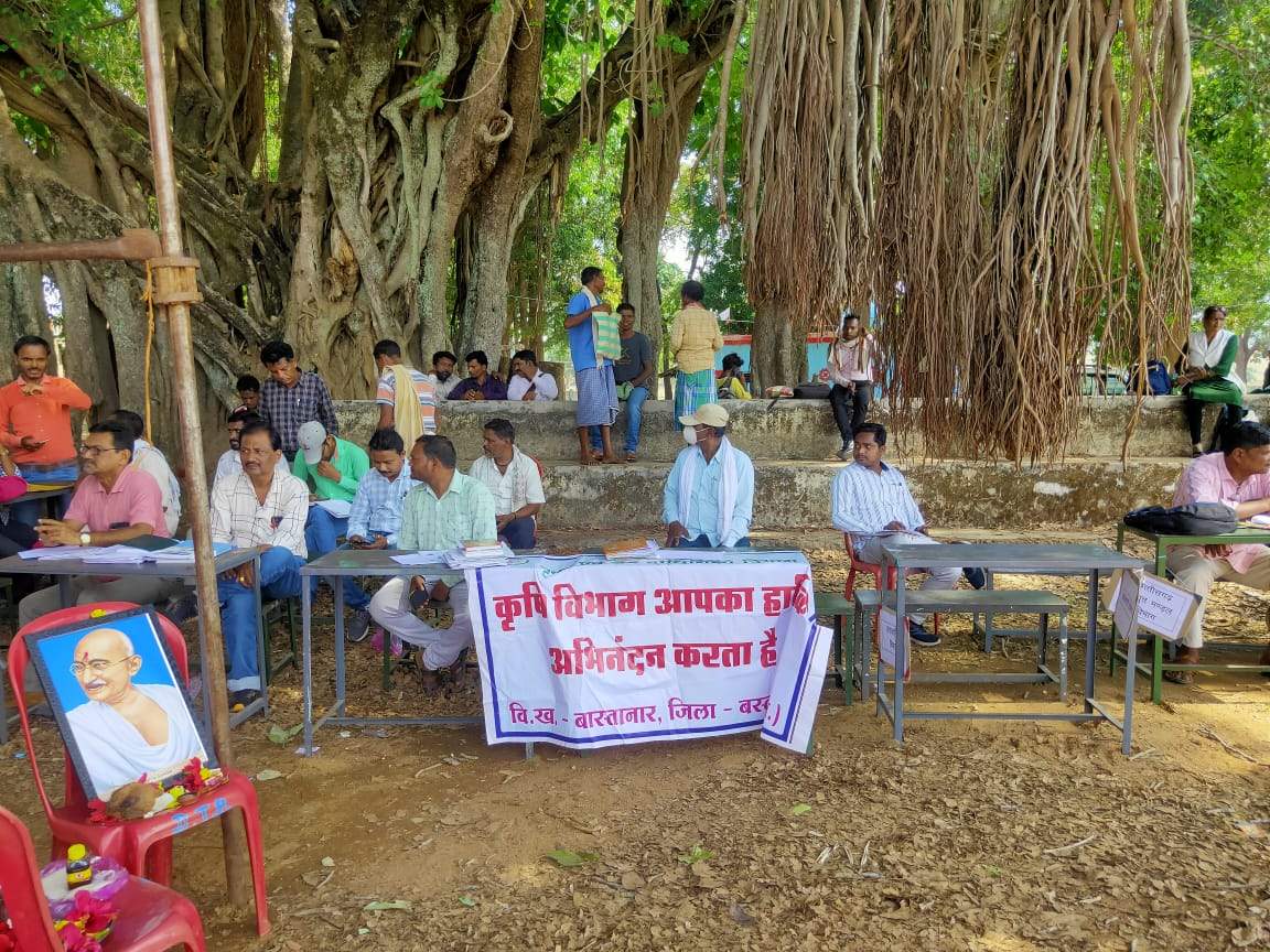 अफसरों ने बरगद के नीचे लगाई जनचौपाल, समस्याएं सुनीं