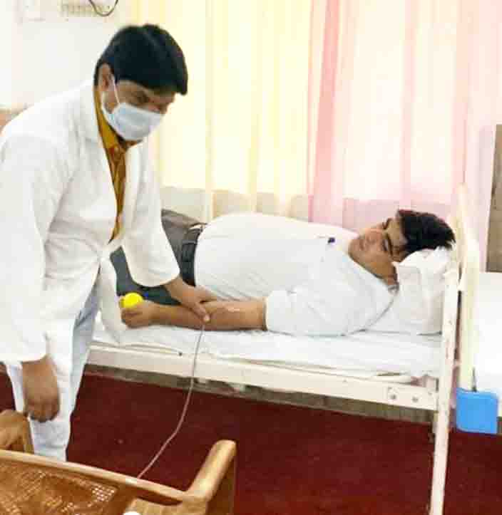 कलेक्टर-सीईओ ने किया रक्तदान कलेक्टर-सीईओ ने किया रक्तदान