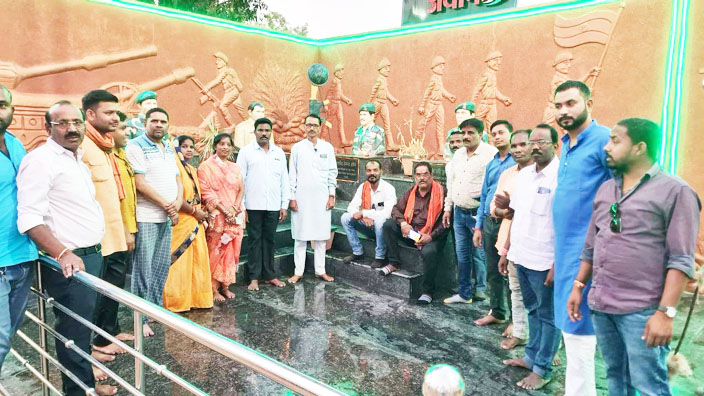 भाजयुमो ने शहीद स्मारक की सफाई व दीप प्रज्ज्वलित कर दी श्रद्धांजलि