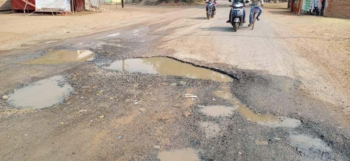 सरसींवा पेण्ड्रावन-बालपुर मार्ग जर्जर सरसींवा पेण्ड्रावन-बालपुर मार्ग जर्जर