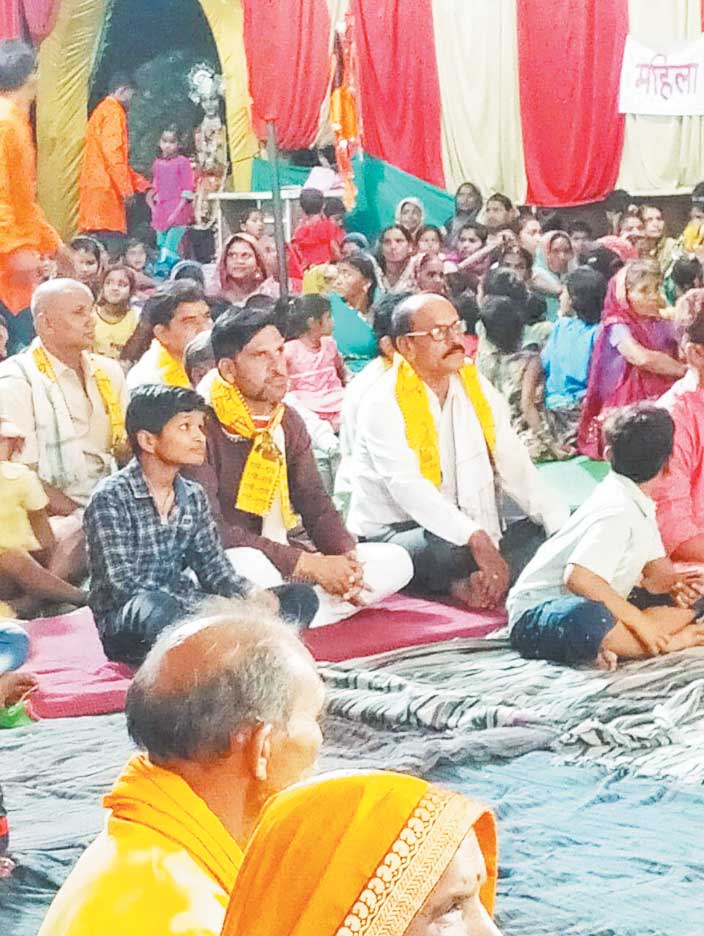 भागवत कथा सुनने पहुंचे जिला पंचायत अध्यक्ष भागवत कथा सुनने पहुंचे जिला पंचायत अध्यक्ष