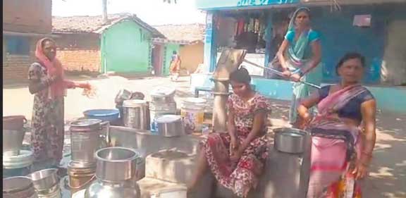 पेयजल की समस्या से जूझ रहे पारागांव के ग्रामीण पेयजल की समस्या से जूझ रहे पारागांव के ग्रामीण