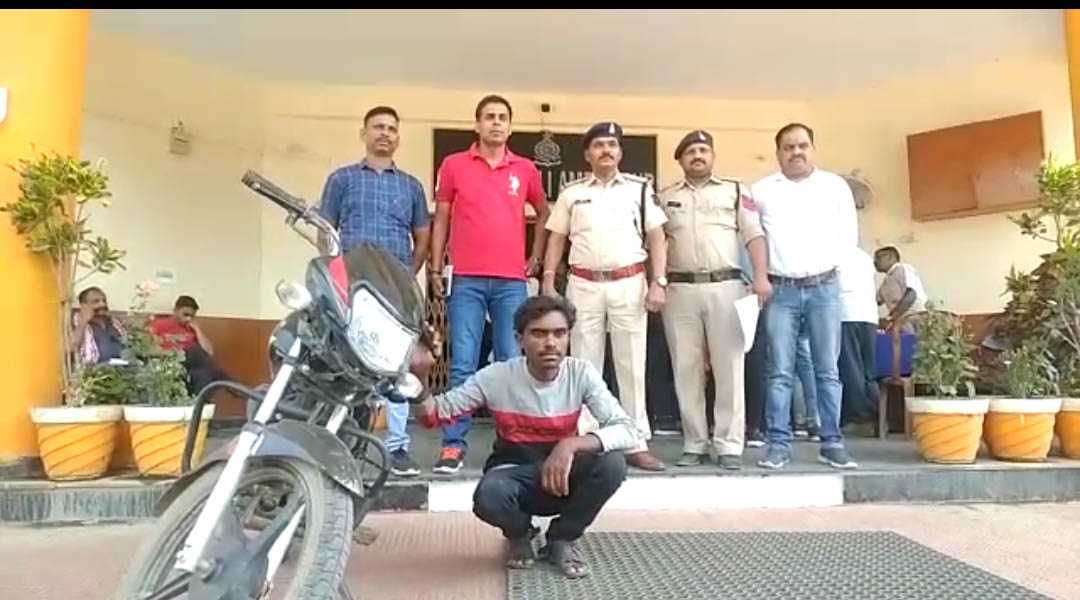 कोर्ट से चोरी हुई बाइक को पुलिस ने 24 घंटे के अंदर किया बरामद