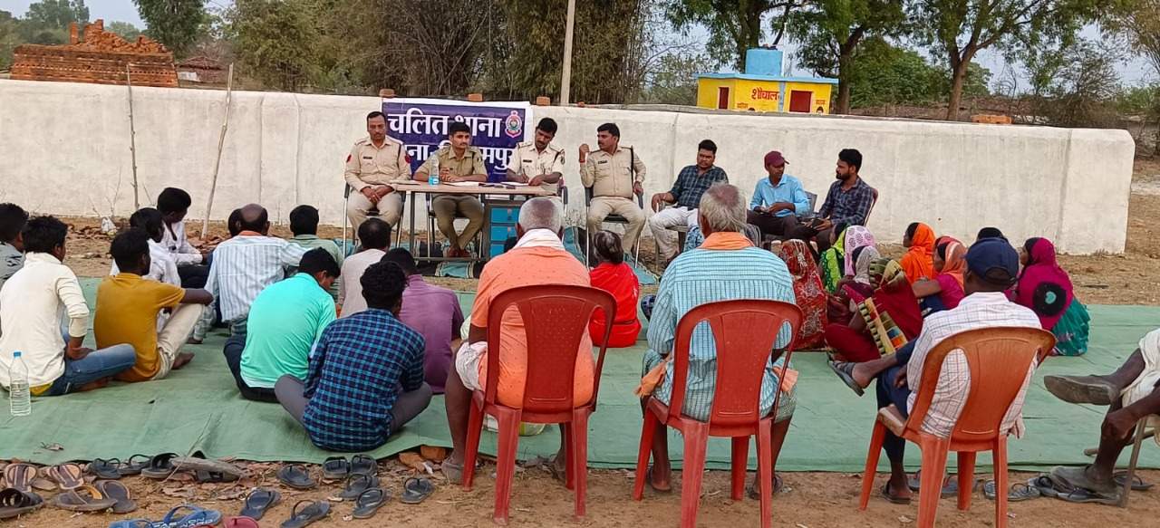 चलित थाना में सुनीं ग्रामीणों की समस्याएं