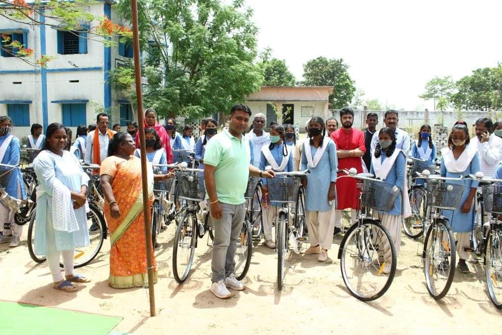 छात्राओं को मिली साइकिल