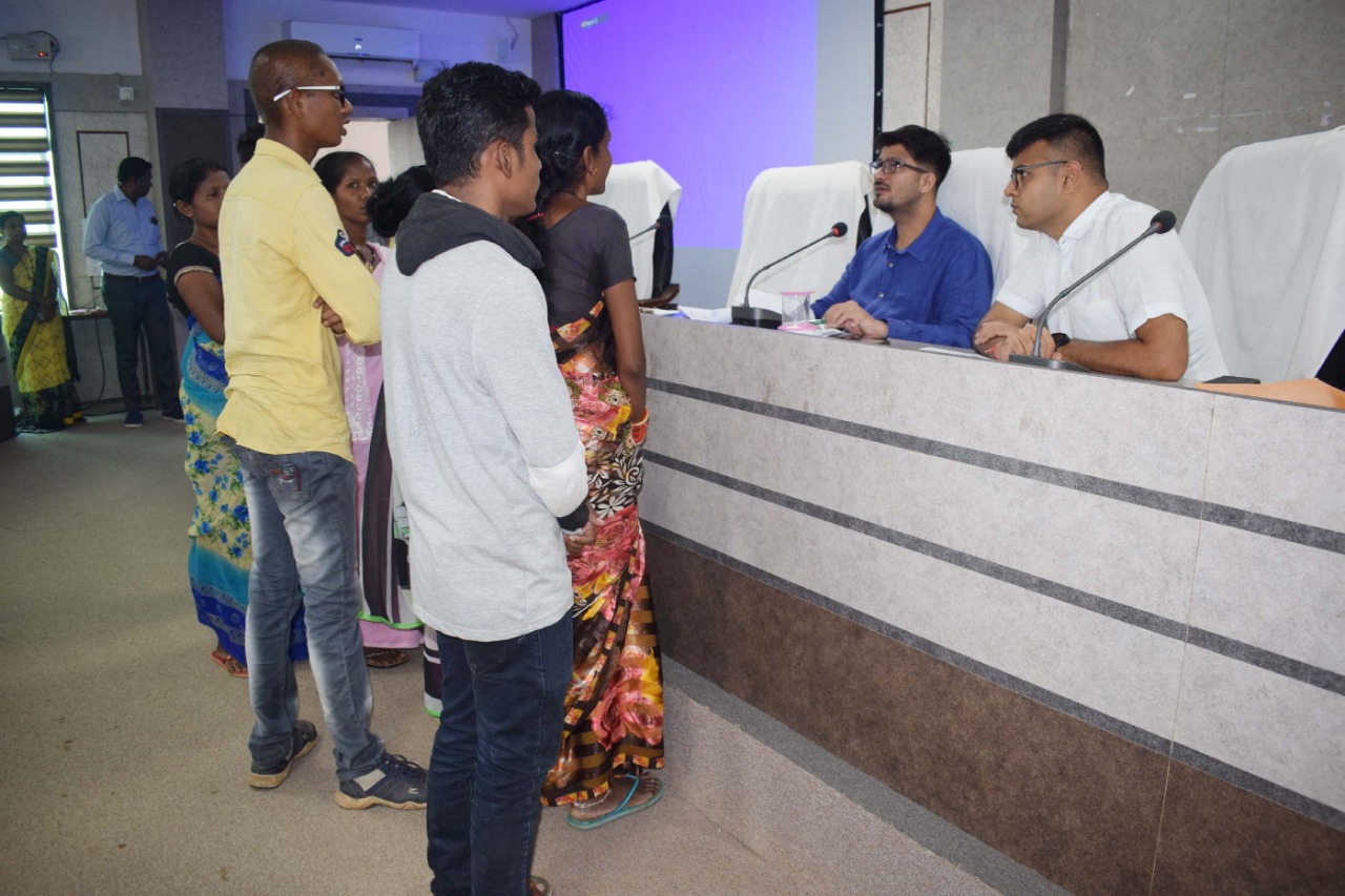 कलेक्टर-एसपी ने सुनीं लोगों की समस्याएं कलेक्टर-एसपी ने सुनीं लोगों की समस्याएं