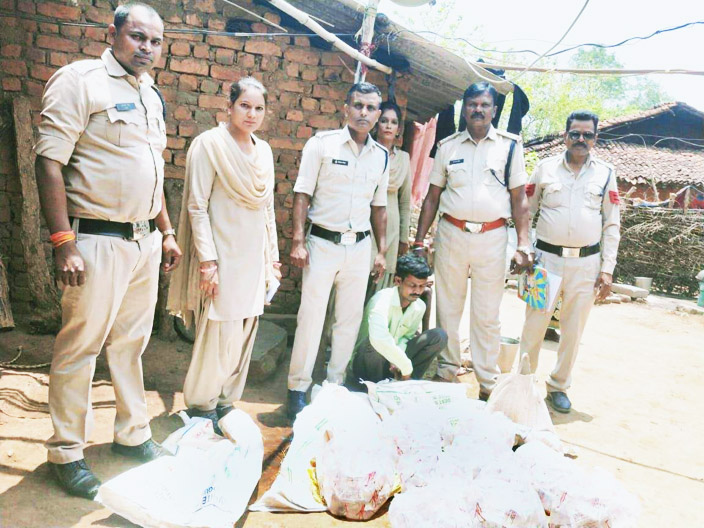 कच्ची शराब के साथ आरोपी गिरफ्तार कच्ची शराब के साथ आरोपी गिरफ्तार