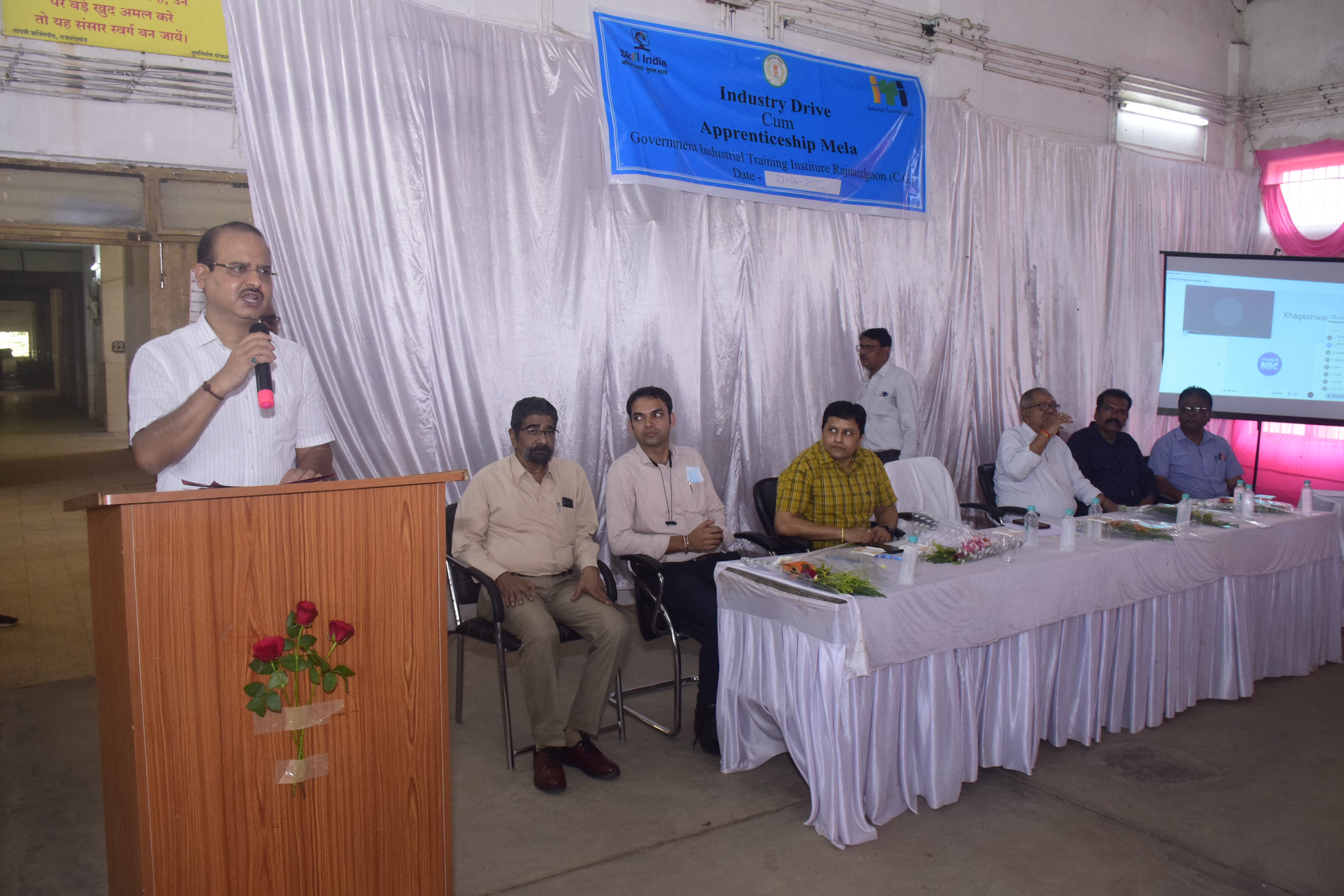 निष्ठा, लगन और हुनर के दम पर जीवन की नई ऊंचाई को छुएंगे युवा-कलेक्टर