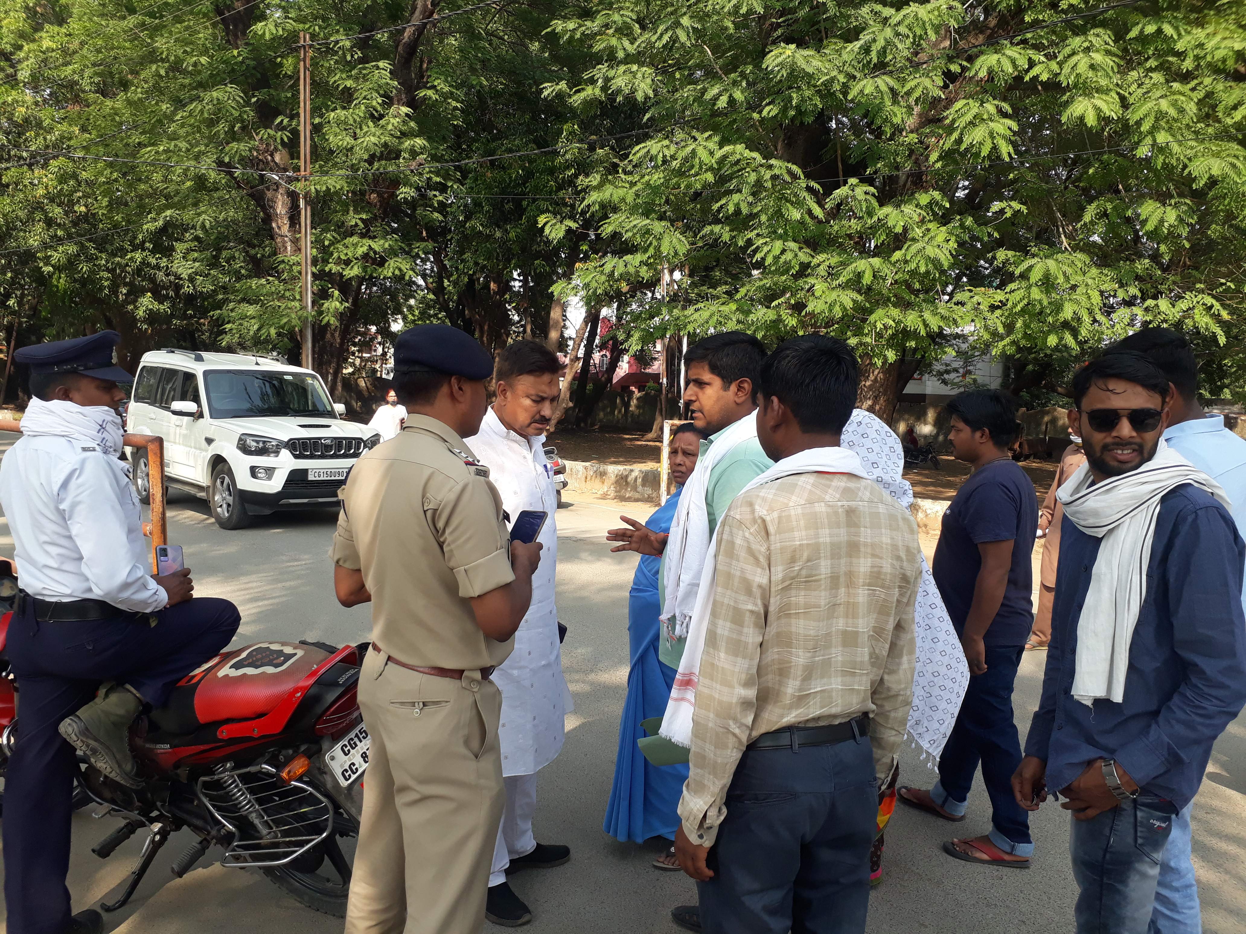 पार्किंग शुल्क के लिए वाहन रोकने से नाराज हुए पार्षद, वाहन को बीच सडक़ पर खड़ा कर किया विरोध
