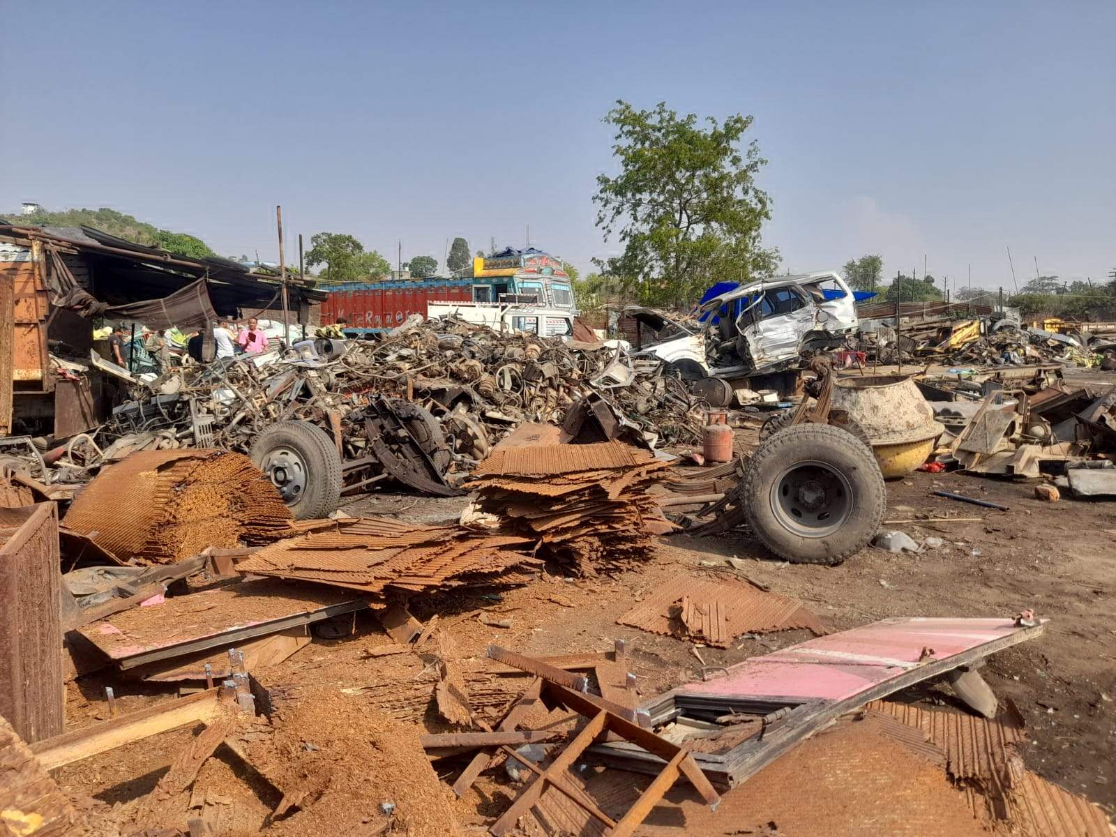 कबाड़ी के नवागढ़-कंठी गोदाम में छापा, सैकड़ों वाहन के कटे इंजन व पाट्र्स मिले