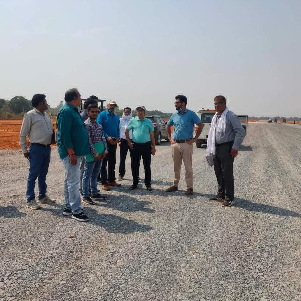 कलेक्टर ने एयरपोर्ट उन्नयन कार्य का किया निरीक्षण