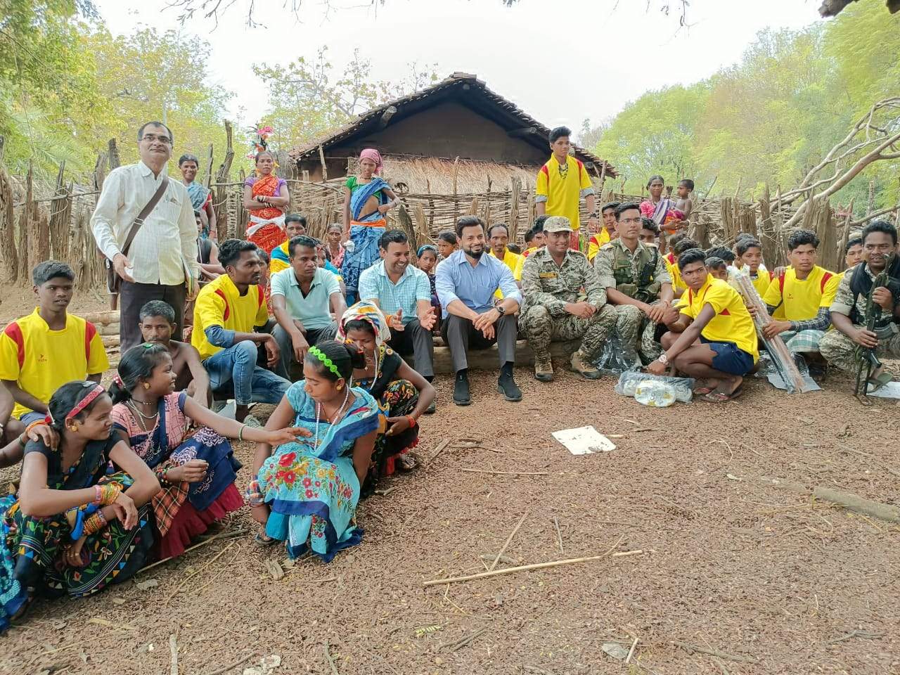कलेक्टर-एसपी ने तुमड़ीवाल में लगाई चौपाल, सुनीं समस्याएं