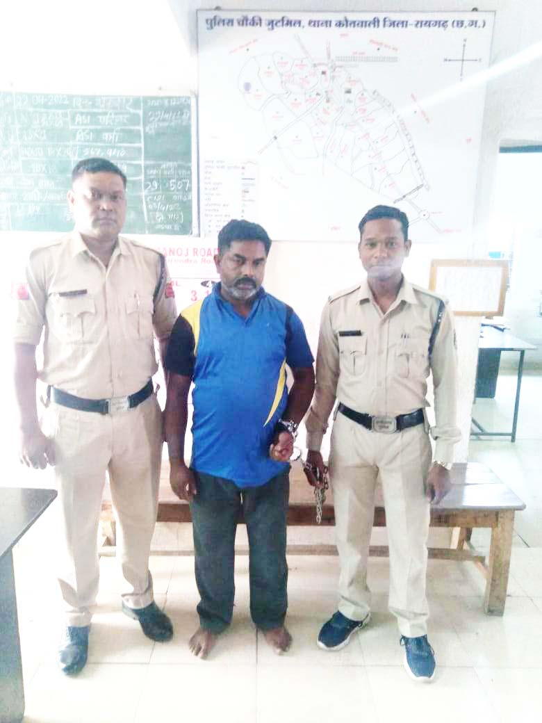 नाबालिग का अश्लील वीडियो बनाते अधेड़ गिरफ्तार नाबालिग का अश्लील वीडियो बनाते अधेड़ गिरफ्तार