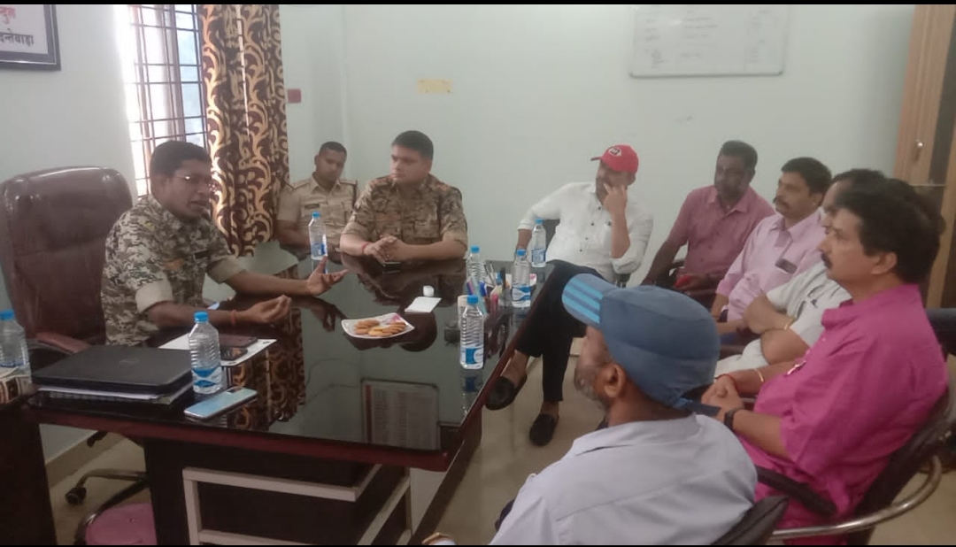 पुलिस अफसरों ने लगाई जनचौपाल, सुनीं समस्याएं