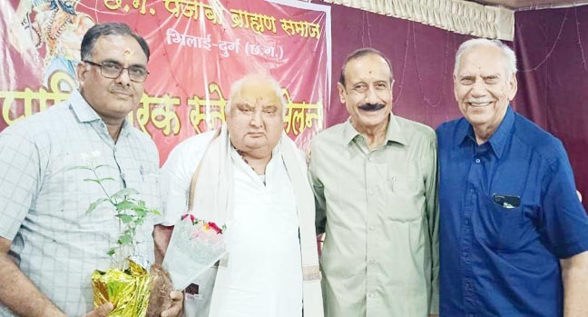 पंजाबी ब्राह्मण समाज के प्रतिभावान हुए सम्मानित, शीघ्र होगा युवा सम्मेलन पंजाबी ब्राह्मण समाज के प्रतिभावान हुए सम्मानित, शीघ्र होगा युवा सम्मेलन