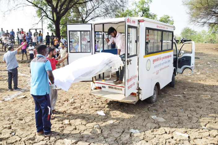 रात को कृषि केंद्र संचालक को शराब पीने के बहाने बुलाया, हत्या कर जलाई लाश रात को कृषि केंद्र संचालक को शराब पीने के बहाने बुलाया, हत्या कर जलाई लाश