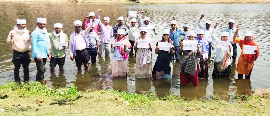 मनरेगा कर्मियों ने हसदेव गंगा में उतरकर किया जल सत्याग्रह मनरेगा कर्मियों ने हसदेव गंगा में उतरकर किया जल सत्याग्रह