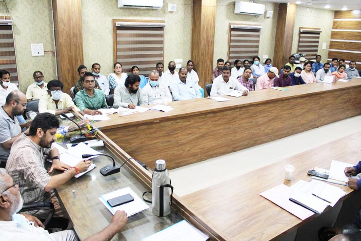 मुख्यमंत्री हाट बाजार क्लिनिक योजना के परफार्मेंस पर आदित्येश्वर ने जताई नाराजगी