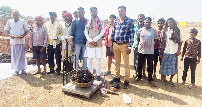 गोठान परिसर में गोबर खरीदी का शुभारंभ गोठान परिसर में गोबर खरीदी का शुभारंभ