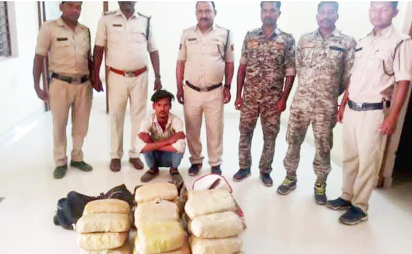 बस से हो रही थी गांजे की तस्करी बस से हो रही थी गांजे की तस्करी
