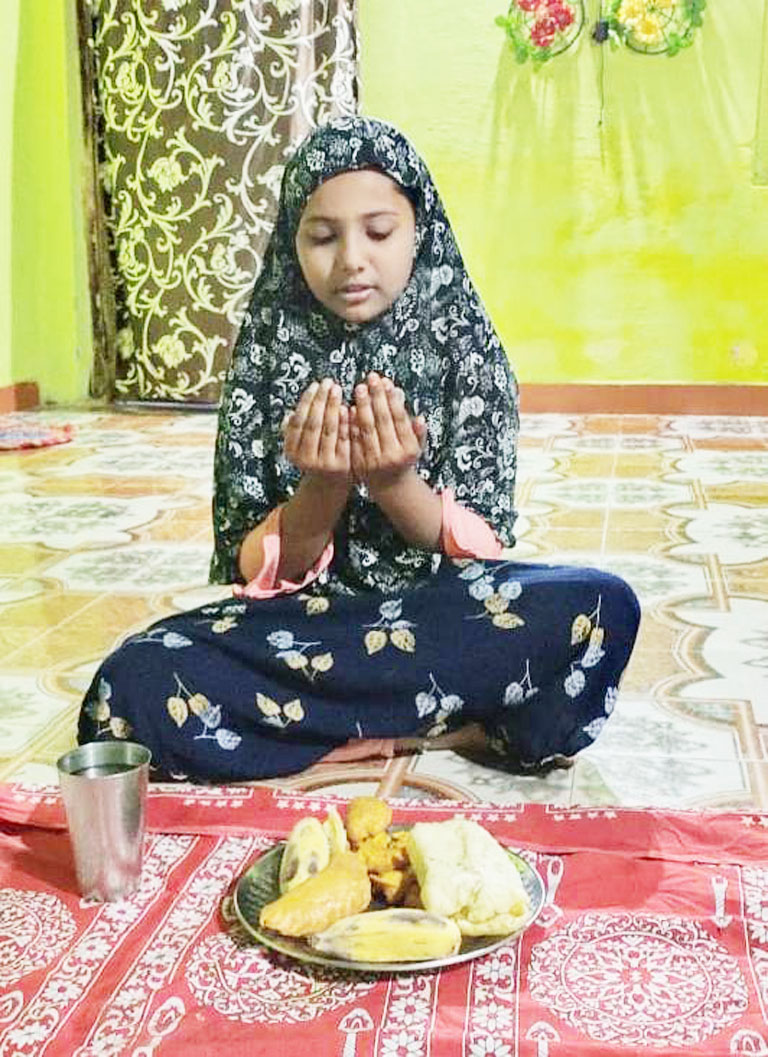 तपती गर्मी में बचेली की बारह साल की बच्ची रख रही रोजा