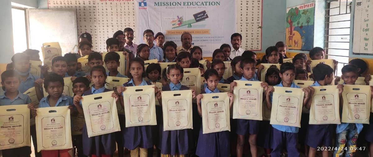 मानव उत्थान सेवा समिति ने बच्चों को बांटी शिक्षण सामग्री मानव उत्थान सेवा समिति ने बच्चों को बांटी शिक्षण सामग्री