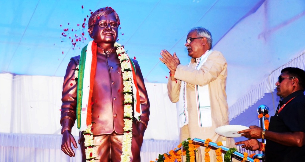 बसंत शर्मा के प्रतिमा अनावरण में सीएम बघेल की आंखें हुईं नम, सहजता सरलता को किया याद