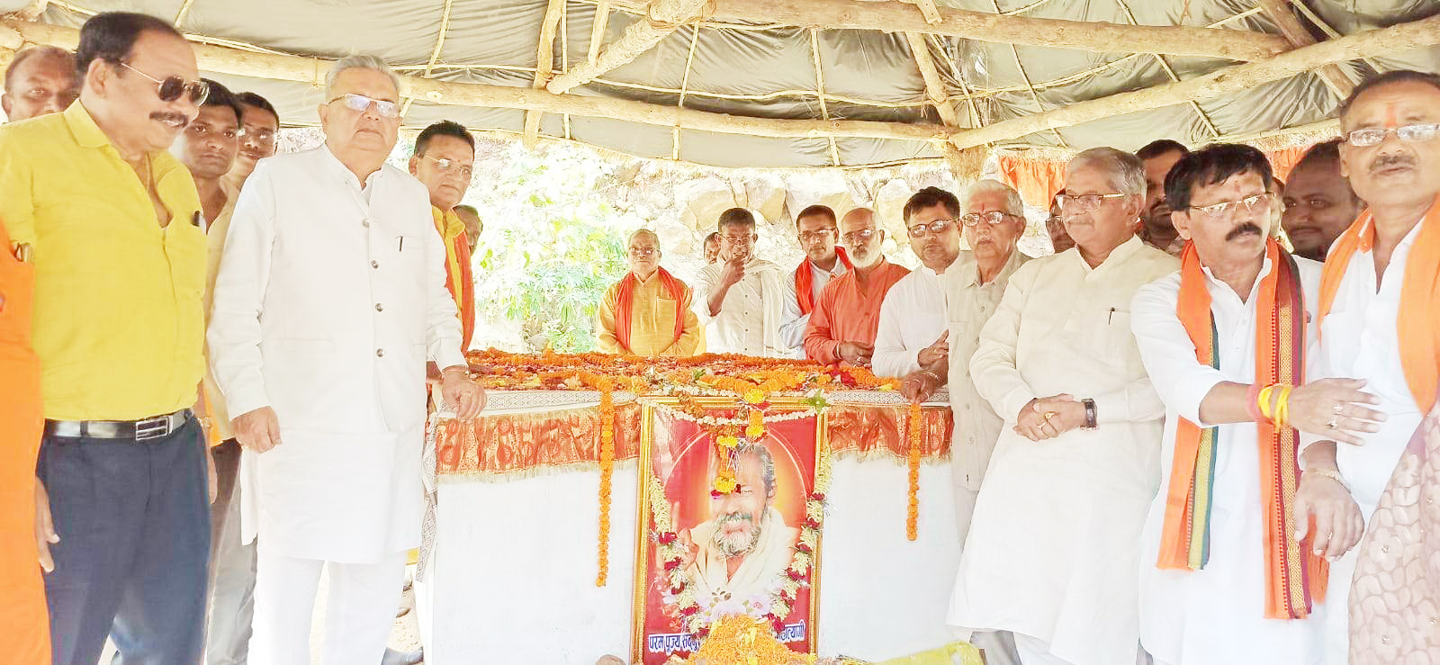 ब्रह्मलीन श्री राम जानकी दास महत्यागी को श्रद्धांजलि देने पहुंचे पूर्व मुख्यमंत्री, नेता प्रतिपक्ष ब्रह्मलीन श्री राम जानकी दास महत्यागी को श्रद्धांजलि देने पहुंचे पूर्व मुख्यमंत्री, नेता प्रतिपक्ष