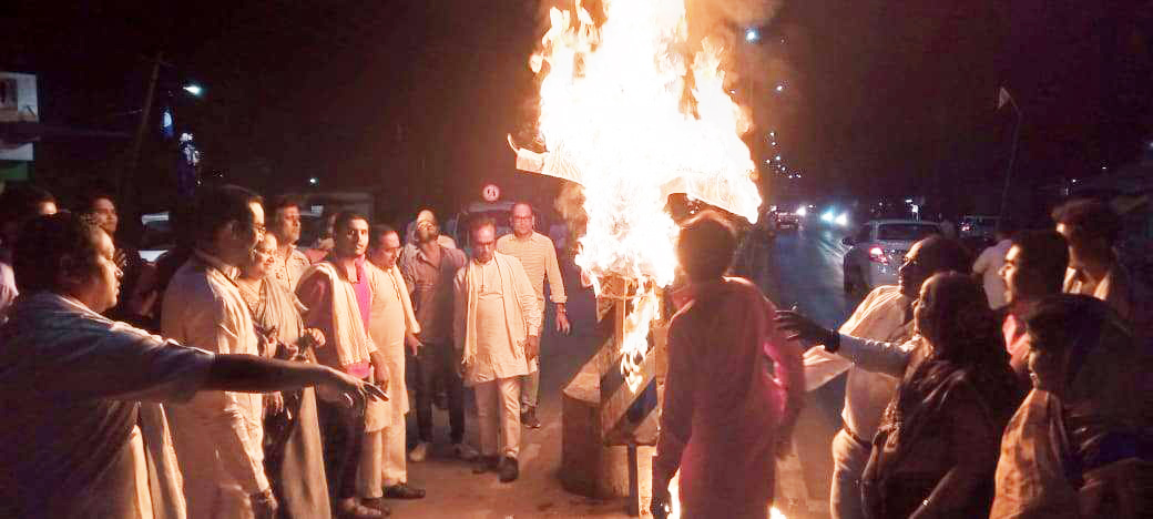 पूर्व सीएम ने सीएम को दी आतंकवाद की संज्ञा, विरोध में मंत्री अनिला व विधायक सहित कांग्रेसियों ने फूंका पुतला पूर्व सीएम ने सीएम को दी आतंकवाद की संज्ञा, विरोध में मंत्री अनिला व विधायक सहित कांग्रेसियों ने फूंका पुतला
