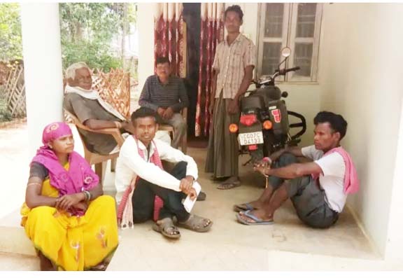 विस्थापन की मांग को लेकर वन अफसर से मिले ग्रामीण विस्थापन की मांग को लेकर वन अफसर से मिले ग्रामीण
