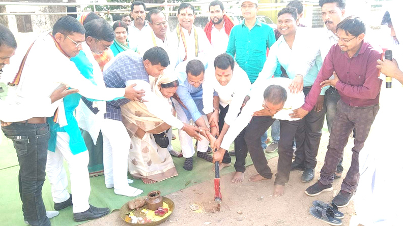 डेढ़ करोड़ के मुख्यमंत्री सुगम सडक़ का भूमिपूजन डेढ़ करोड़ के मुख्यमंत्री सुगम सडक़ का भूमिपूजन